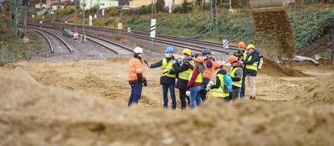 Matthias Achauer vom Brückenbau und Bauwerksmanagement der Autobahn GmbH informiert an der gesprengten Salzbachtalbrücke über den Fortschritt der Räumungsarbeiten.