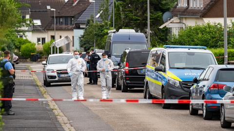 Einsatzkräfte am Tatort in Wiesbaden.