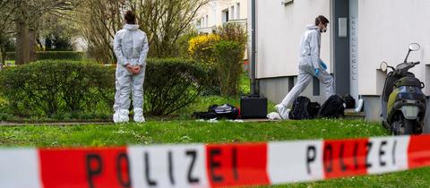 Spurensicherung vor dem Haus in Wiesbaden.