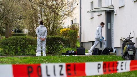 Spurensicherung vor dem Haus in Wiesbaden.