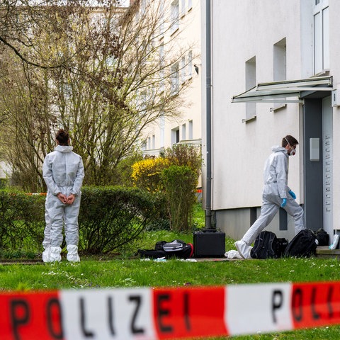 Spurensicherung vor dem Haus in Wiesbaden.