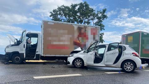 Unfallstelle in Wiesbaden mit einem verbeulten Transporter und einem Pkw