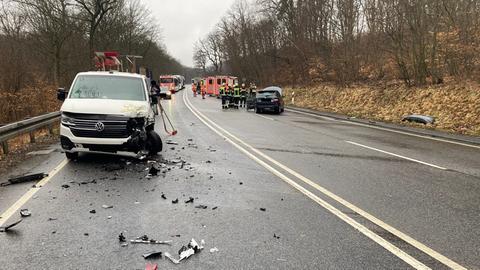 Beschädigter Lieferwagen auf einer Landstraße, im Hintergrund Einsatzkräfte