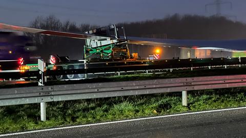 Windrad-Transporter auf dem Standstreifen