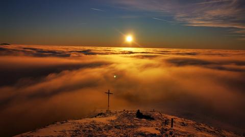 Ein Hochsitz und eine mit Schnee bedeckte Wiese.