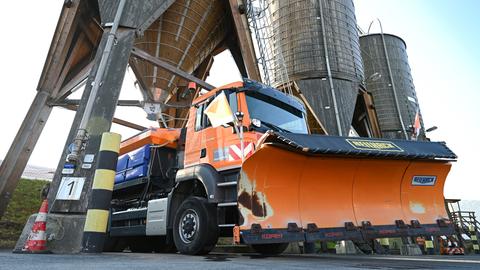 Ein Räumfahrzeug der Straßenmeisterei Usingen steht unter einem Salzsilo bereit für den Einsatz im Winterdienst.