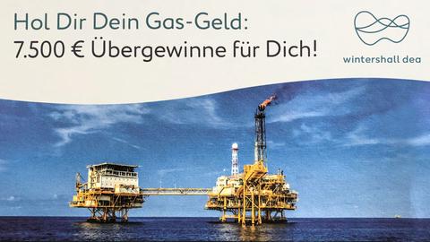 Bohrplattformen in See mit Headline auf gefälschtem Flyer 'Hol Dir Dein Gas-Geld'