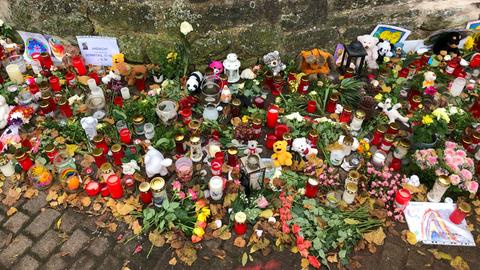 Aufgestellte Kerzen und ablegte Blumen vor dem Unfallort in Witzenhausen. 