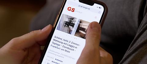 Smartphone mit Wohnungsangebot auf der Internetseiter von Hausverwaltung Gerst & Steiger