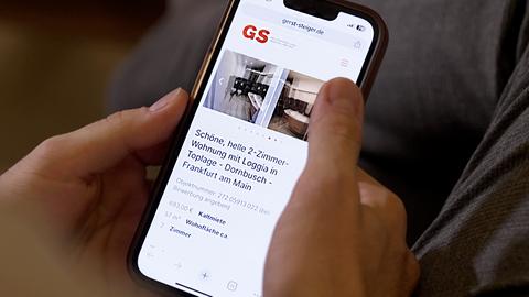 Smartphone mit Wohnungsangebot auf der Internetseiter von Hausverwaltung Gerst & Steiger