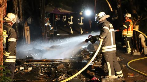 Ein Feuer hat am Montagabend einen Wohnwagen in Bensheim zerstört. 