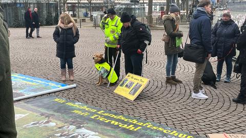Menschen mit Plakaten auf Platz: Weidetierhalter demonstrieren gegen Wolfsschäden