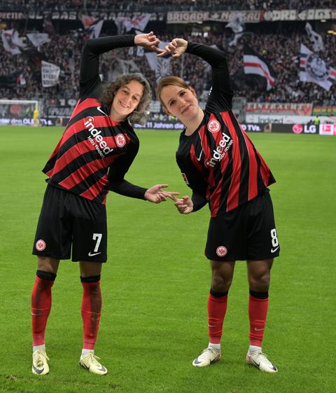 Zwei Fußballer mit hereinkopierten Gesichtern von Antje Buchholz und Clarice Wolter