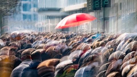 Passanten sind am Nachmittag auf der Zeil in der Frankfurter Innenstadt unterwegs. 