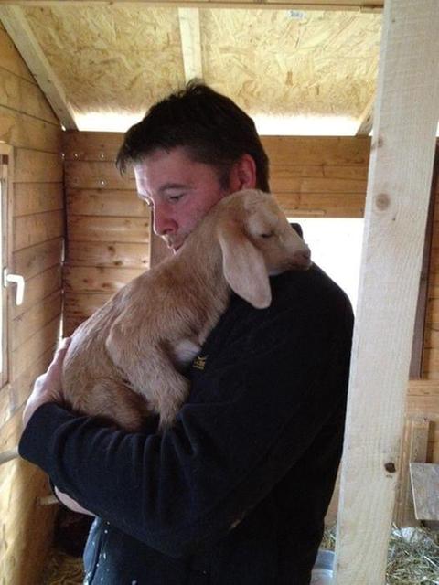 Besitzer John Kraft hält Jake als kleinen Ziegenbock auf dem Arm