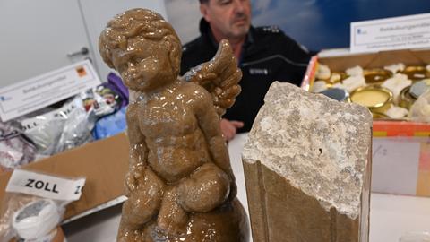 Kunstharzfigur in Form eines Kindes, in der 13 Kilogramm der Droge MDMA eingearbeitet waren, bei der Präsentation der beschlagnahmten Waren des Frankfurter Zolls