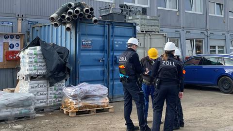 Zollbeamte an einer Baustelle.