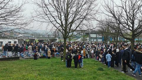 Menschen warten vor dem Stadion in Marburg.