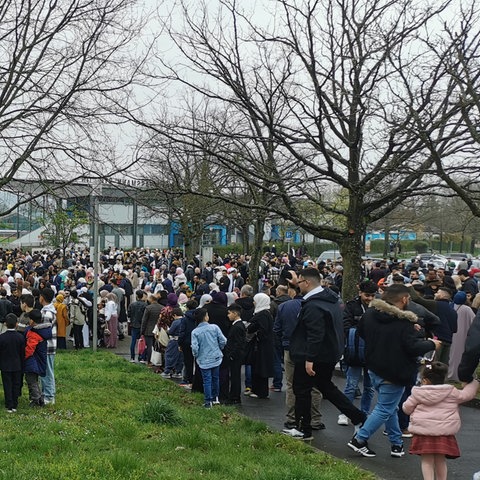 Menschen warten vor dem Stadion in Marburg.