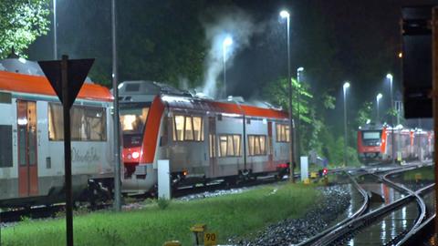 Die Motoren brummen, die Abgase steigen in die Luft: Bereits ab drei Uhr morgens werden am Erbacher Bahnhof die Dielszüge angeworfen. 