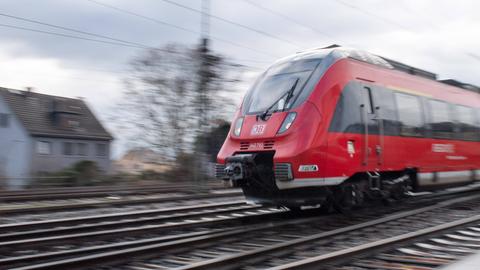 Symbolfoto: Eine Regionalbahn auf einer Strecke bei Friedberg. 