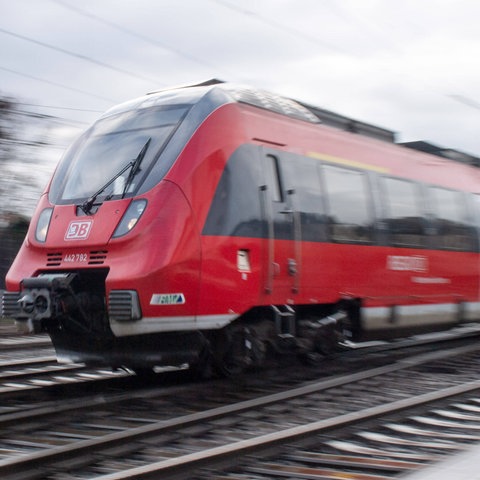 Symbolfoto: Eine Regionalbahn auf einer Strecke bei Friedberg. 