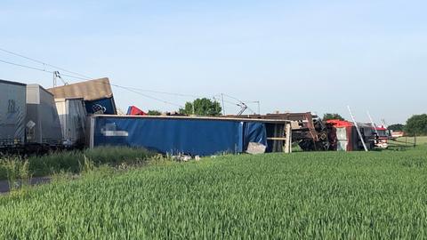 Entgleiste Züge liegen auf dem Feld