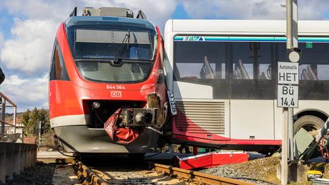 Das Bild zeigt einen Schulbus, der von einer Regionalbahn gerammt wurde.