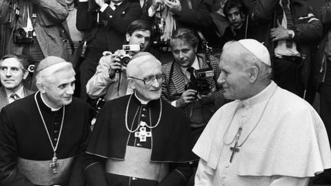 Auf der Deutschen Bischofskonferenz in Fulda: Der damalige Kardinal Joseph Ratzinger (l.) mit Kardinal Joseph Hoeffner und dem damaligen Papst Johannes Paul II. (r.) im November 1980.