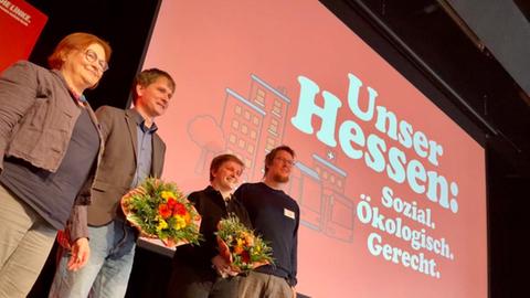 Jan Schalauske und Elisabeth Kula bekommen Blumensträuße beim Parteitag der Linken in Wetzlar.