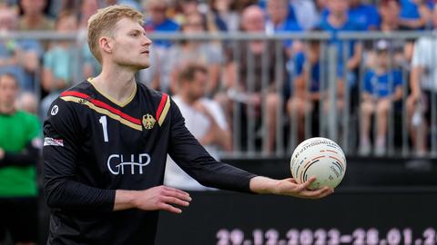 Patrick Thomas mit konzemtriertem Blick und Faustball in der Hand.