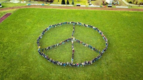 Schülerinnen und Schüler der Haupt- und Realschule Birstein haben zusammen mit ihren Lehrerinnen und Lehrern gestern das Peacezeichen auf dem Sportplatz geformt, um damit ihre Solidarität mit dem ukrainischen Volk zum Ausdruck zu bringen.