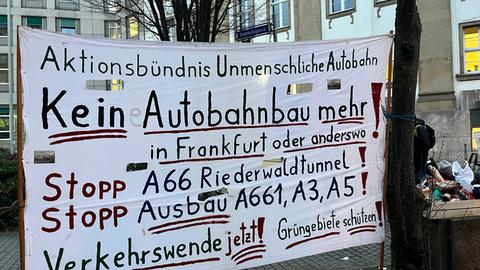 Plakat der Aktivisten, die sich am Gericht versammelten.