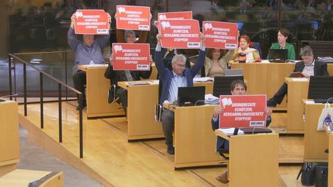 Abgeordnete der Linken protestierten im Landtag mit Plakaten.