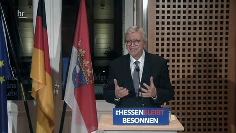 Ministerpräsident Volker Bouffier (CDU) spricht auf einer Pressekonferenz zu den neuen Corona-Maßnahmen.