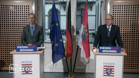 Sozialminister Kai Klose (Grüne) und Innenminister Peter Beuth (CDU) erklären auf einer Pressekonferenz die Impfstrategie in Hessen.
