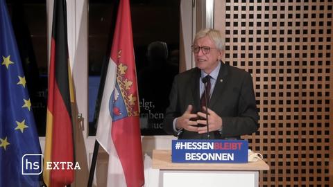 Ministerpräsident Volker Bouffier (CDU) erklärt die neuen Maßnahmen zur Corona-Pandemie.