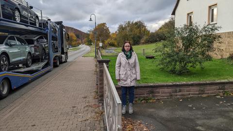 Anwohnerin Ann-Christin Oberenzer steht vor ihrem Haus in Waldkappeln-Bischhausen und blickt ernst in die Kamera