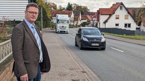 Der Waldkappelner Bürgermeister Koch steht an der vielbefahrenen Bundesstraße