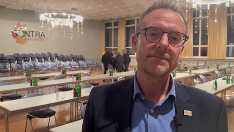 Sontras Bürgermeister Thomas Eckhardt steht im leeren Saal der Stadtverordnetenversammlung