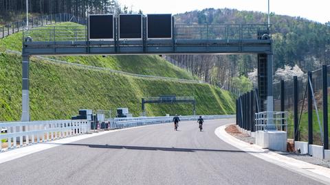 Zwei Radfahrer fahren über die nicht-freigegebenen Autobahn bei Sontra