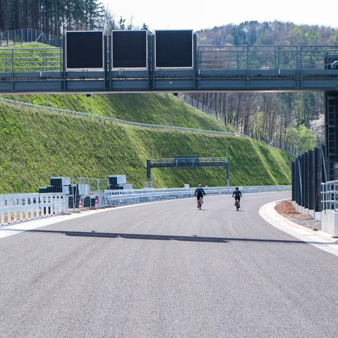 Zwei Radfahrer fahren über die nicht-freigegebenen Autobahn bei Sontra