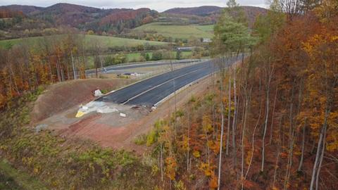 Die A44 bei Sontra-Wichmannshausen endet mitten im Wald auf einem Hügel.