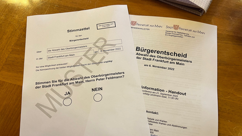 "Stimmen Sie für die Abwahl des Oberbürgermeisters?" steht auf einem Wahlzettel der Stadt Frankfurt.