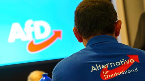 Ein Delegierter nimmt am Landesparteitag der AfD Hessen im Bürgerzentrum Karben teil. 