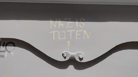 "Nazis töten" steht auf der Fassade des Wohnhauses der AfD-Politikerin geschrieben. 