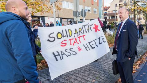 AfD-Co-Landeschef Robert Lambrou (r.) vor dem Landesparteitag im Gespräch mit Gegendemonstranten