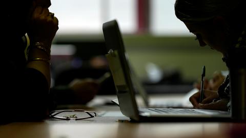 Afghanische Frauen mit Laptops