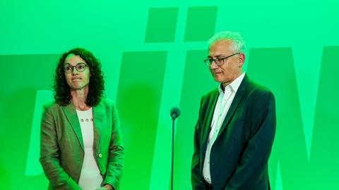 Die hessischen Grünen-Spitzenkandidaten Angela Dorn und Tarek Al-Wazir bei der Wahlparty.