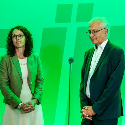 Die hessischen Grünen-Spitzenkandidaten Angela Dorn und Tarek Al-Wazir bei der Wahlparty.